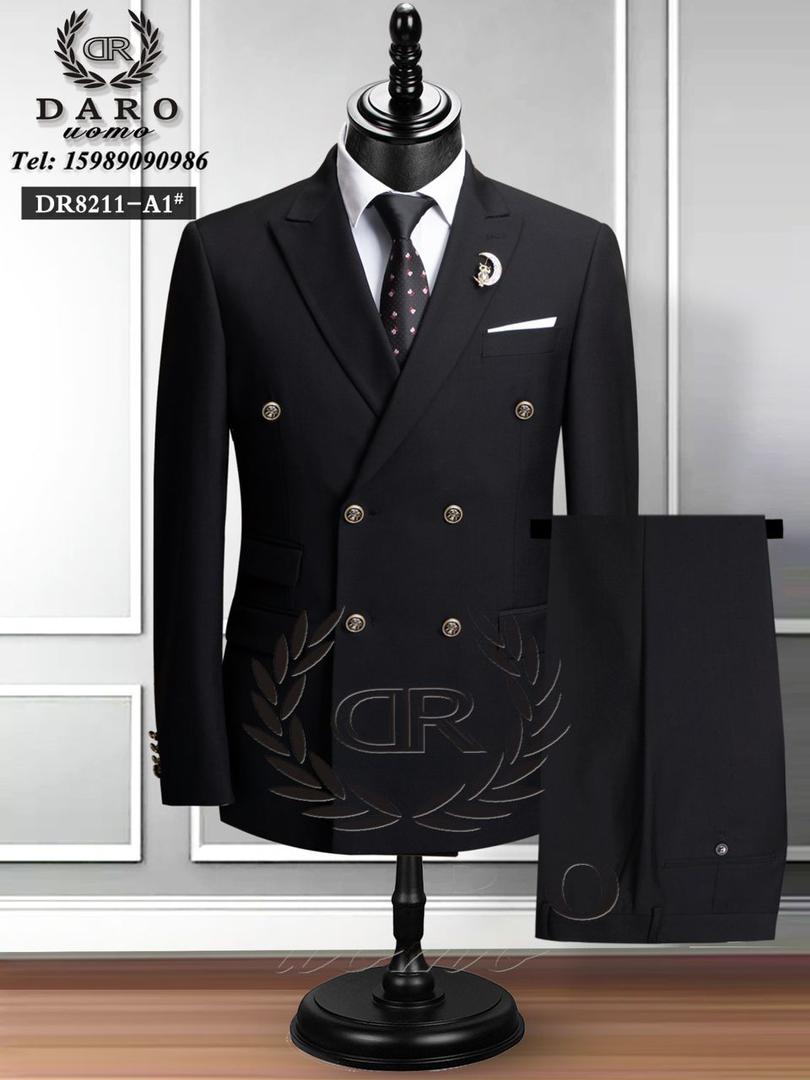 DOUBLE-BREASTED DARO SUITS